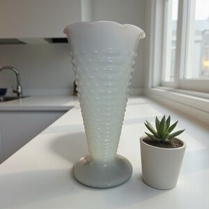 Vtg 1960s Anchor Hocking Milk Glass Trumpet Vase Hobnail Bar
Crimped Crest 9.25"